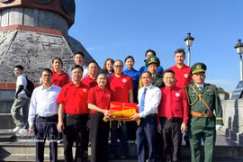 龙鼓边防哨所与当地党委和政府隆重举行升旗仪式。图自越通社