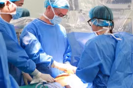 医生为患者进行手术。图自108中央医院