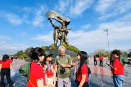 游客参观奠边府胜利纪念碑。图自越通社