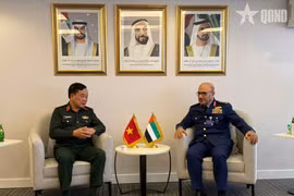 越南国防部副部长黄春战上将会见阿联酋国防部副部长易卜拉欣·纳赛尔·阿莱维中将。图自人民军报