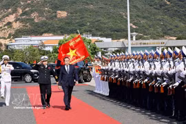 国会主席陈青敏在金兰军事基地检阅仪仗队。图自越通社