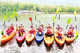 夏日来临，生态与休闲度假旅游活动全面提速。图自人民报