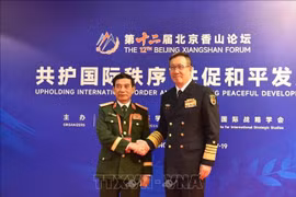 国防部长潘文江大将与中国国防部长董军上将。图自越通社
