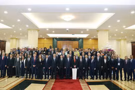 越共中央总书记苏林与出席《河内公约》开放签署仪式的各国代表团团长合影。图自越通社