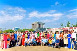 少数民族乡贤代表团瞻仰胡志明主席陵。图自越南民族与山区画报