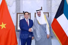 越南政府总理范明政与科威特首相谢赫·艾哈迈德·阿卜杜拉·艾哈迈德·萨巴赫。图自越通社