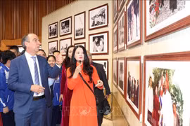 “连接并传播越古友谊”图片展在广宁省开幕。图自越通社