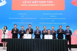 越南政府副总理兼外交部长裴青山与各位代表共同见证韩国企业协会与保兴投资股份公司签署合作协议。图自越通社