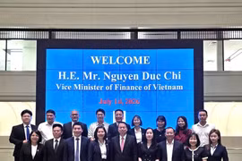 双方代表合影。图自越南财政部和国家证券委员会