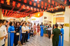 “祖国江山归一”专题展开幕，展示近150份资料合实物。图自越通社