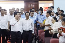 国家主席梁强和胡志明市国会代表团第十单位国会代表小组与古芝和旭门两县选民接触。图自越通社