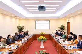12月1日上午，越通社社长武越庄与由古巴拉丁美洲通讯社社长豪尔赫·莱加尼奥瓦率领的古巴拉美社代表团举行会谈。图自越通社