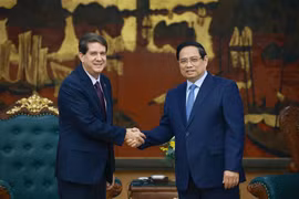 越南政府总理范明政会见古巴拉丁美洲通讯社社长豪尔赫·莱加尼奥瓦。图自越通社