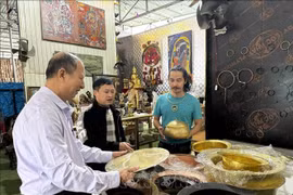 来自北宁省嘉平乡大拜铜铸村的传统手工艺产品亮相2026年春季博览会。图自越通社