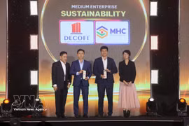 组委会向获劳动者评选的“2026年度最受欢迎企业”颁发奖项。图自越通社
