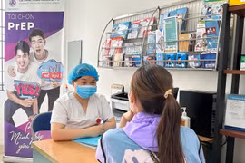 医务人员为民众提供艾滋病咨询。图自Vietnam+