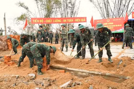 第五军区干部战士紧急为得乐省群众建设新住房。图自越通社