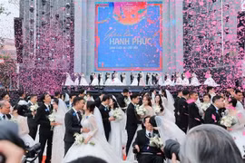 活动亮点之一是名为“爱即幸福”的80对新人集体婚礼。图自越通社