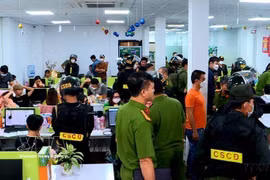 胡志明市公安配合网络安全和高科技犯罪预防局对86名对象进行搜查和刑事拘留，以澄清其通过电信网络实施诈骗侵占财产的行为。图自越通社