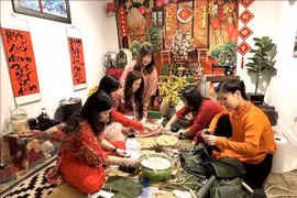 在弗吉尼亚州和马里兰州，多户家庭共同包粽子。图自越通社