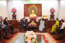 芹苴市人民委员会与中国驻胡志明市总领事馆代表团举行工作会谈。图自越通社