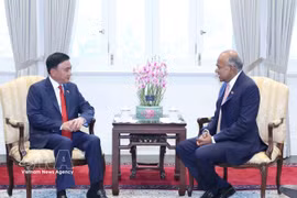 越共中央政治局委员、中央书记处常务书记陈锦秀会见新加坡国务资政尚穆根。图自越通社