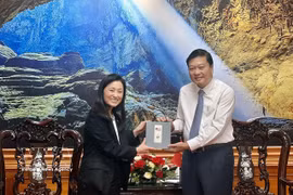美国驻越大使珍妮弗·威克斯向广治省人民委员会主席黎鸿荣送上纪念品。图自越通社