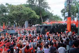 战士们在2025年8月25日第二次A80综合演练开始前与人民交流。图自越通社