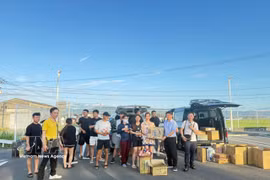 越南驻福冈总领事馆代表向熊本县的越南人移交救助物资。图自越通社