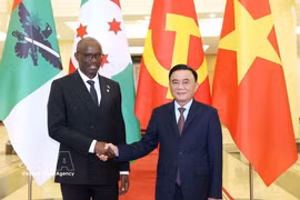 越共中央政治局委员、中央书记处常务书记陈锦秀和CNDD-FDD党总书记雷韦里安·恩迪库里约。图自越通社