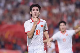 第79分钟，黎文顺接阮辉黄的传中高高跃起头球破门。图自越通社