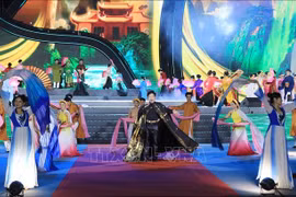 越南与中国文化在首届红河文化节开幕之夜绽放绚丽色彩。图自越通社