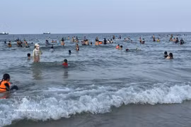 越门海滩坐落在石捍河口。图自越通社