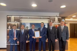 河内市人民委员会副主席向莫斯科市政府颁发河内莫斯科大厦项目投资批准决定书。图自越通社