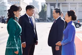 蒙古国大呼拉尔主席桑达格·宾巴朝格特及夫人甘采策格·曾德苏伦与越南国会主席陈青敏及夫人阮氏清娥在 9月10日为陈青敏一行举行的正式欢迎仪式上。图自越通社