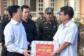越南政府副总理梅文政赴得乐省慰问台风受灾群众。图自越通社
