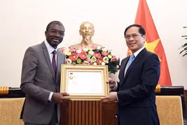 越南政府副总理、外交部长裴青山会见联合国教科文组织世界遗产中心主任拉扎尔·埃隆杜·阿索莫。图自越通社