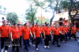 各位代表参加围绕还剑湖步行活动。图自越通社