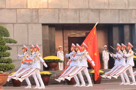礼宾护卫队在胡志明主席陵前进行队列检阅。图自越通社