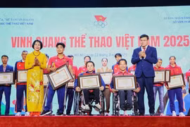 优秀运动员、教练员和代表队荣获越南奥委会表彰证书。图自越通社