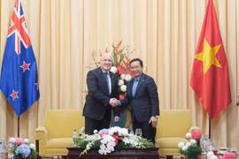 新西兰总理克里斯托弗•卢克森会见了胡志明市人民委员会主席阮文得。图自越通社