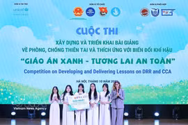 联合国儿童基金会（UNICEF）驻越南代表西尔维娅·达奈洛夫（Silvia Danailov）向一等奖获得者颁奖。图自越通社
