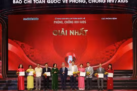 获得一等奖的作者和人物合影。图自越通社