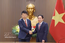越南政府副总理黎进朱与香港大学（HKU）经济及工商管理学院院长蔡洪滨。图自越通社