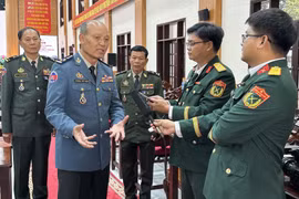 柬埔寨皇家军队副总司令、宪兵司令部司令邵速卡大将接受新闻媒体采访分享了越柬两国传统友好关系。图自越通社