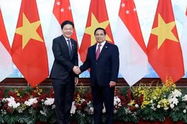 越南政府总理范明政（右）和新加坡总理黄循财。图自越通社