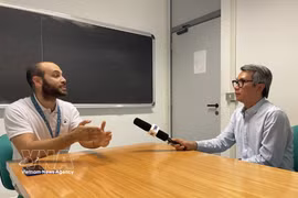 那不勒斯量子湾（NQB）首席执行官朱塞佩·塞尔皮科接受越通社记者的采访。图自越通社
