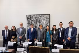 双方代表合影。图自越通社