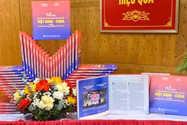 《厚植越古始终如一、典范友谊65年》一书。图自越通社