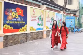 胡志明市街头贴满庆祝越南共产党成立95周年的海报。图自越通社